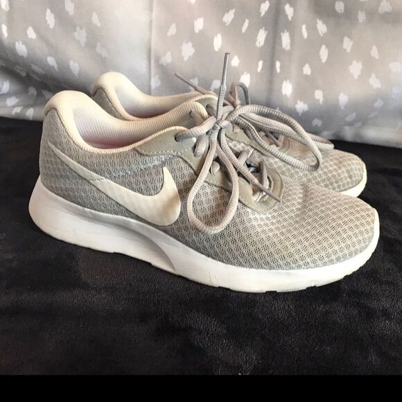 Nike Tanjun Gray / White Sneakers - 7.5 - Picture 8 of 13